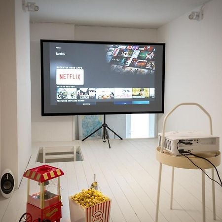 Central Apartment With Home Cinema And Fireplace Berlin Bagian luar foto